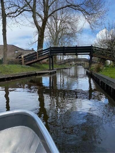 sailing through the center of giethoorn